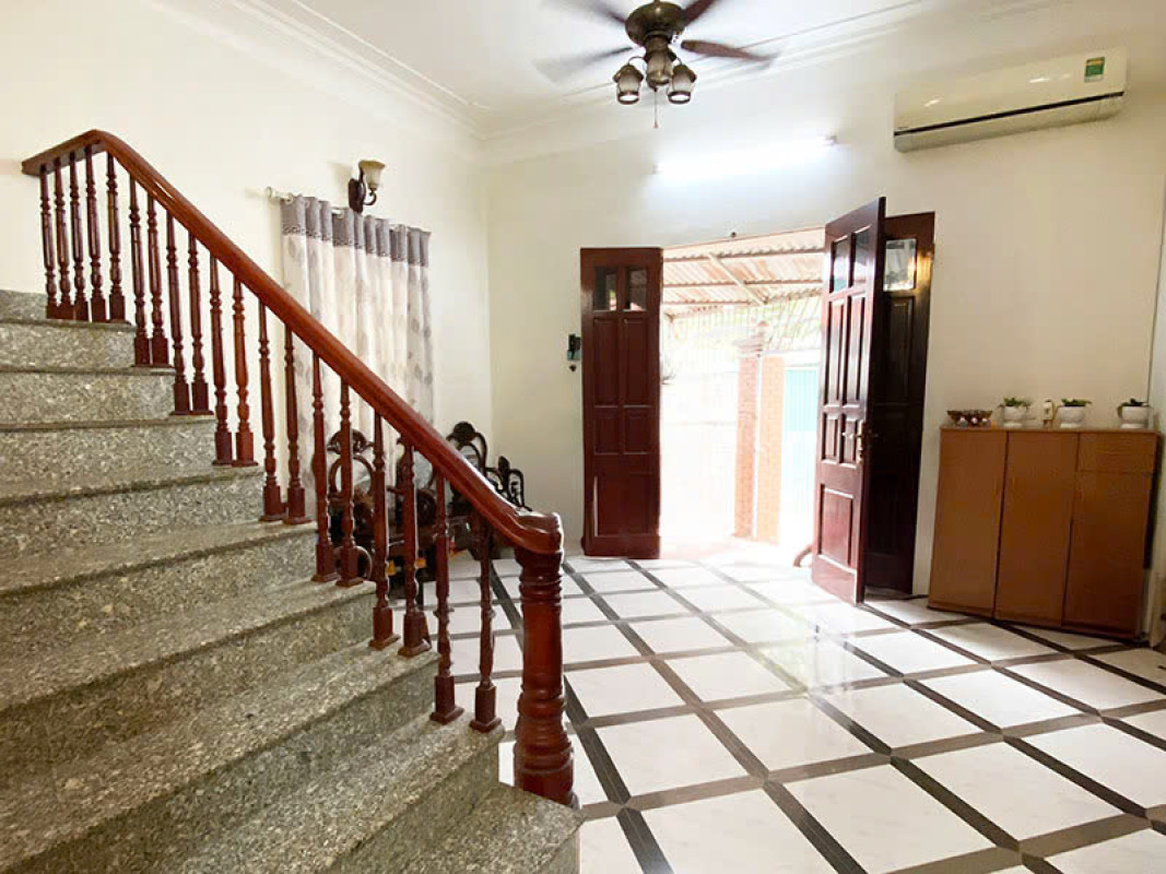 BÁN Nhà 2 tầng Lạc Long Quân  – gần Hồ Tây GIÁ 10TY DT 45m2 LH 083.2865.116